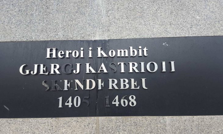 Kjo është gjendja e shtatores së Skënderbeut në Prishtinë