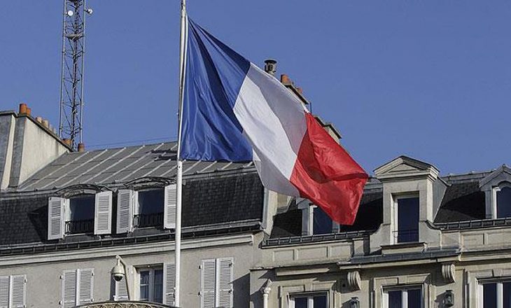 Politikanëve francez u ndalohet t’i punësojnë anëtarët e familjes