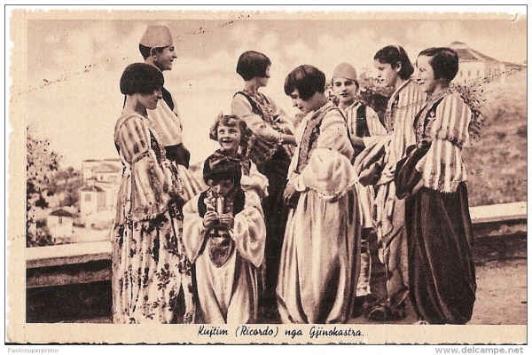 Koleksion i fotove të rralla të veshjeve shqiptare ndër shekuj (FOTO)