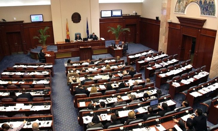 Bllokimi i Kuvendit nga opozita rikthen krizën politike në Maqedoni