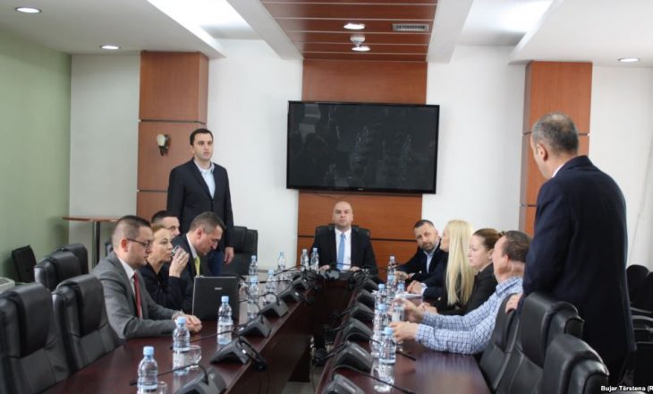 Deputetët e Listës Serbe arrijnë në Kuvend për takimin konsultativ