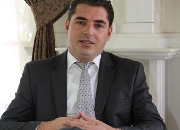 Ministri poston foto me fëmijët e tij në shënimin e ditës së tyre