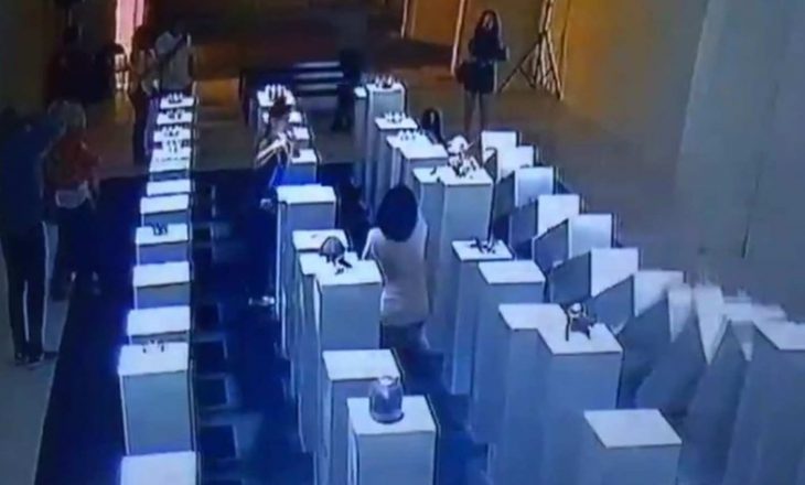 Për një selfie – një grua shkakton dëme 200 mijë dollarëshe