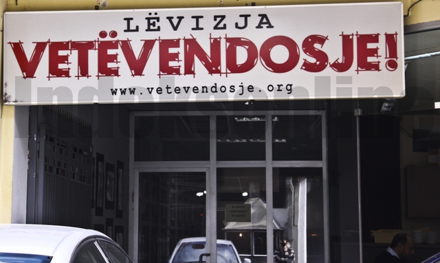 Drejtori i Vetëvendosjes në Mitrovicë, me kallash në duar