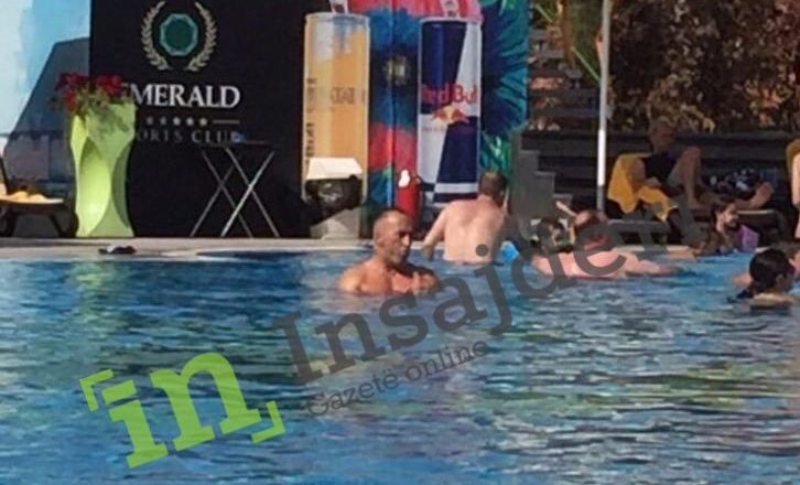 Në pritje të seancës konstituive, Haradinaj freskohet në pishinë