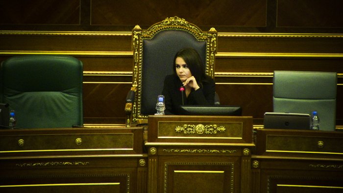 Mungon Teuta Rugova, e zëvendëson deputeti i Vetëvendosjes