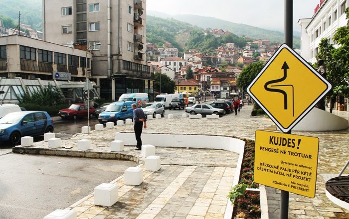 Komuna e Prizrenit me mjete publike ndërton trotuar që pengon lirinë e lëvizjes