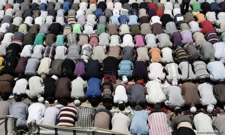 Gazeta gjermane: Në Ballkan, disa xhami rekrutojnë xhihadistë që ISIS-it iu bashkuan me gratë e tyre
