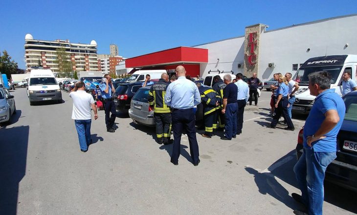 Mbyllë gruan në veturë për të shkuar në xhami – policia intervenon ta nxjerrë nga vetura
