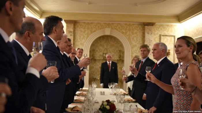 Pence lavdëron Malin e Zi për ‘guxim’ ndaj ‘presionit rus’