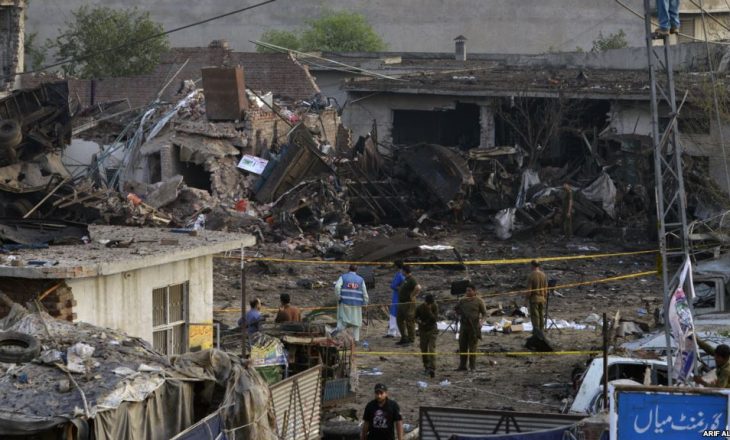 Policia pakistaneze vranë katër talibanë, pas sulmit me kamion bombë