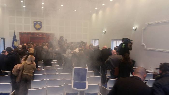 Takimi i kundërshtarëve politikë në sallën e gazit
