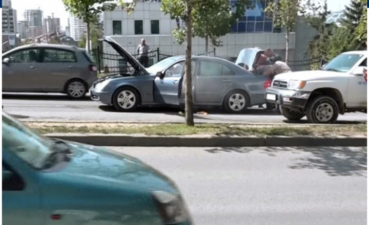 I del tymi një veture në lëvizje në Prishtinë