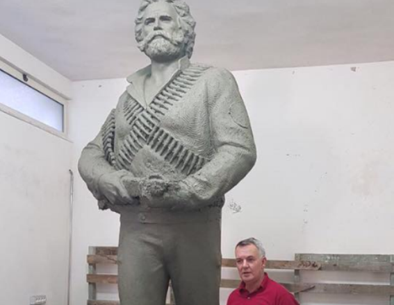 Lipjani bëhet me shtatore të komandantit Adem Jashari