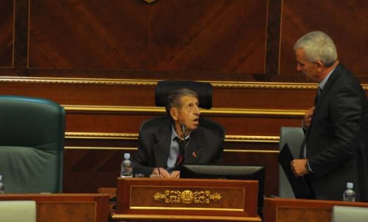 Sekretari i Kuvendit thotë se caktimi i seancës është obligim i Mikullovcit
