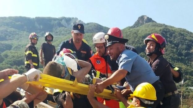 Tre vëllezërit e vegjël shpëtohen për mrekulli nga rrënojat e tërmetit