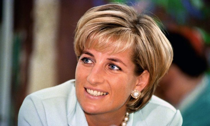 Publikohen fotografi nga albumi familjar i Princeshës Diana si fëmijë