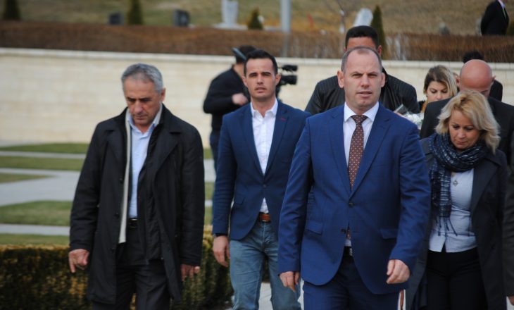 Lladrovci suspendon me pagesë për tre muaj zyrtarin komunal