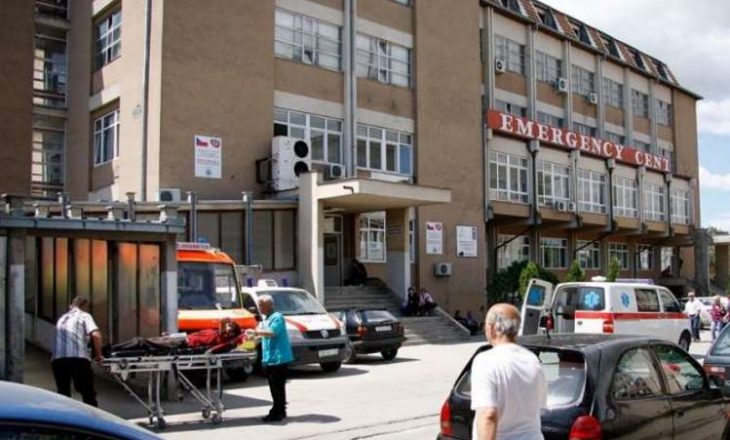 Emergjenca pranon instrumente kirurgjikale nga amerikanët