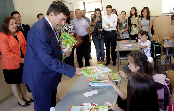 MAShT gati për vitin e ri shkollor por sindikalistët paralajmërojnë grevë
