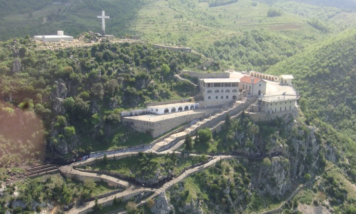 Nga një zjarr i madh, rrezikohet Kisha e Laçit