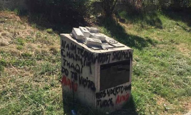 Grafite të reja rreth xhamisë: “Hashim Thaçi e Naim Tërnava do të vriten”