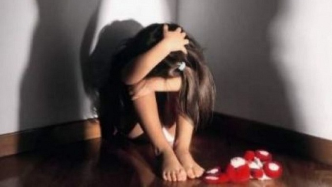 Njerku rrah vajzën e mitur