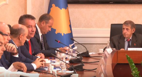 Lekaj-Mikullovcit: Keni thirr seancën pa u konsultuar me partitë politike