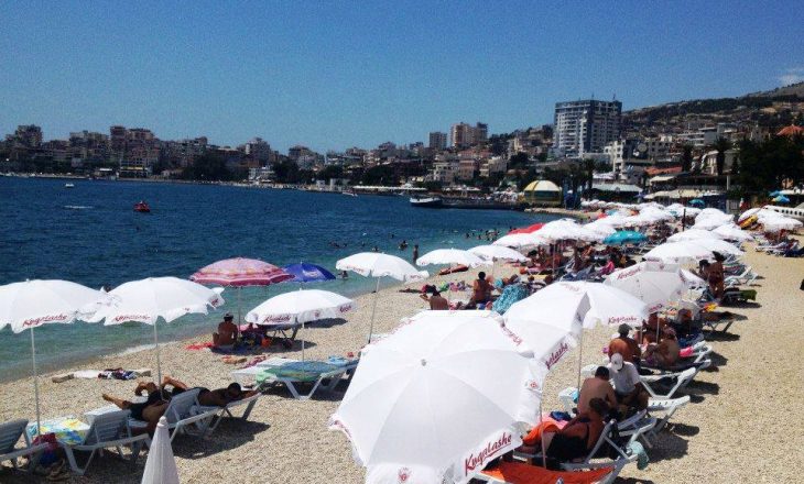 Ujëra e zeza derdhën në plazhin e Sarandës (VIDEO)
