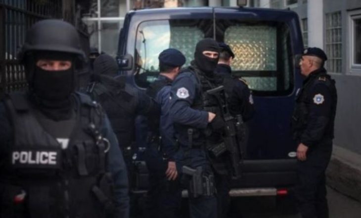 Bastisje në Mitrovicë, policia sekuestron armë dhe municion