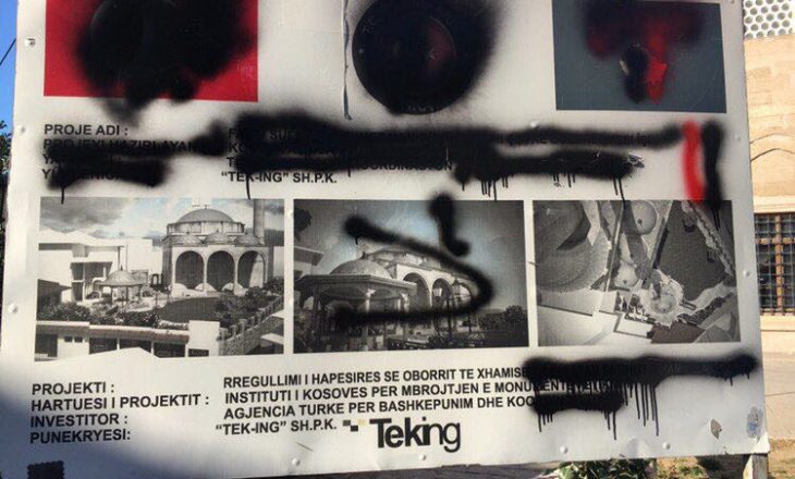 BIK: Përdhosen mbishkrimet e agjencisë TIKA në muret e xhamisë së madhe