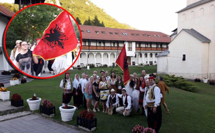 Valltarët nga Shkodra ngrenë flamurin kuq e zi në mes të Serbisë