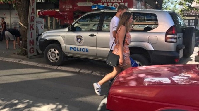 Polici parkon veturën në trotuar