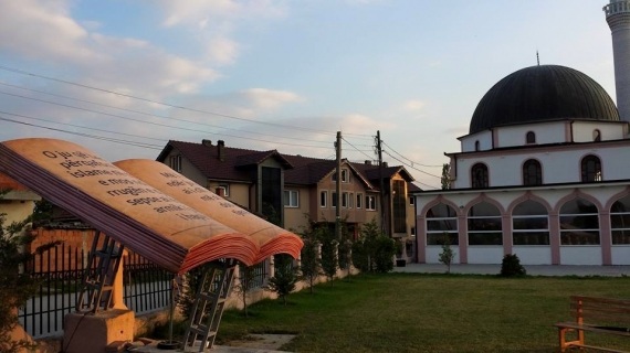 Në prag të festës, shpërndahen 2500 palë këpucë falas