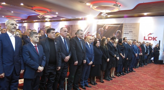 LDK jep si provë fotografi nga varret e personave që “votuan” në Istog