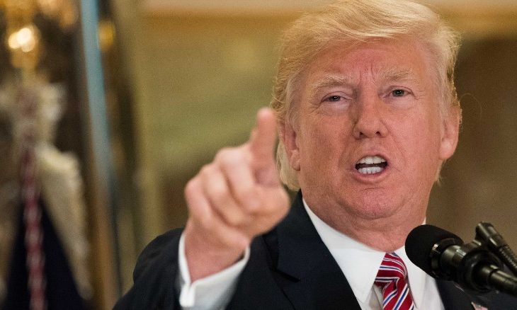 Eskorta e Trumpit e tejkalon në trafik, çiklistja bën gjest të pazakontë (Foto)
