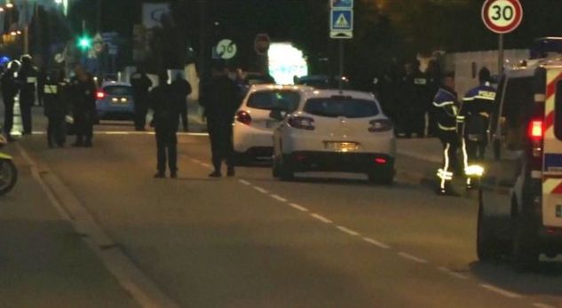 Makina shtyp tre studentë në Francë