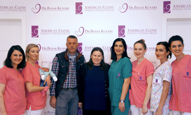 Qifti Osmanaj me fëmijë në duar pas 10 vite martesë, e mundësoi Klinika Amerikane – Dr. Behar Kusari