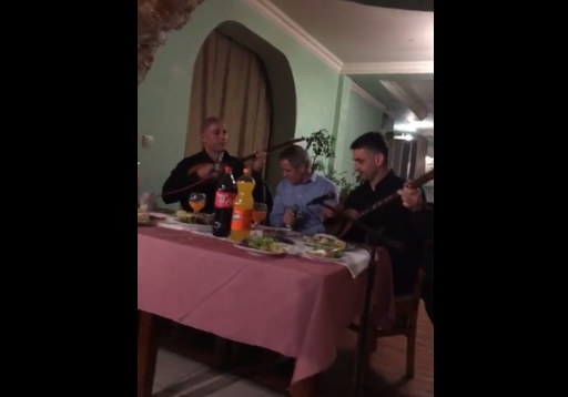 Kandidati i PDK-së që humbi zgjedhjet provon t’ia thotë këngës