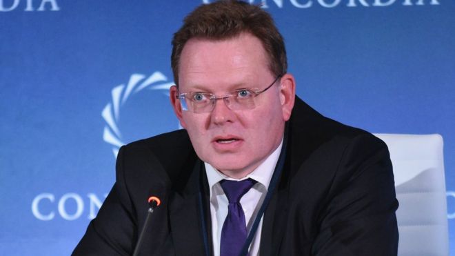 Bashkiaku gjerman theret me thikë në qafë, vetëm pse lejoi emigrantët në qytetin e tij