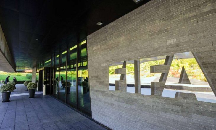 FIFA përjashton përjetë tre ish-zyrtarë të lartë të futbollit