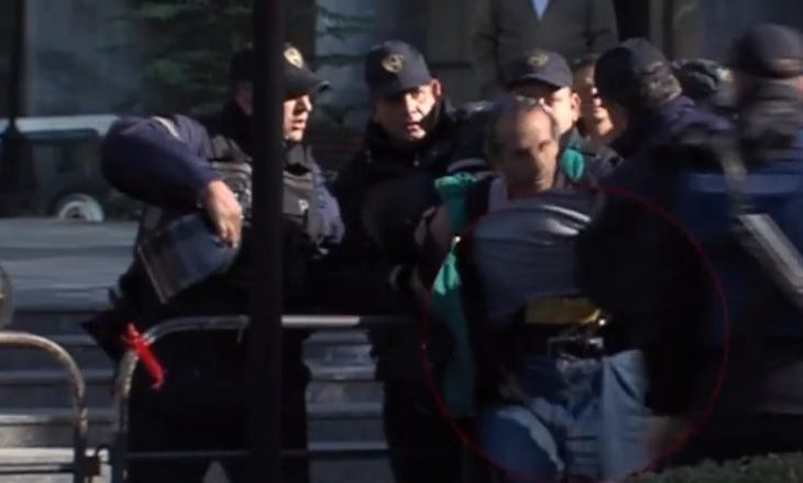 E kërcënoi policinë maqedonase me pushkaliqe