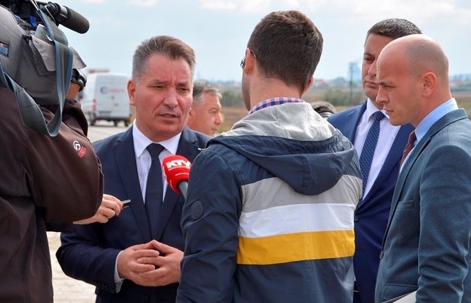 Ministri Lekaj viziton Aeroportin e Gjakovës