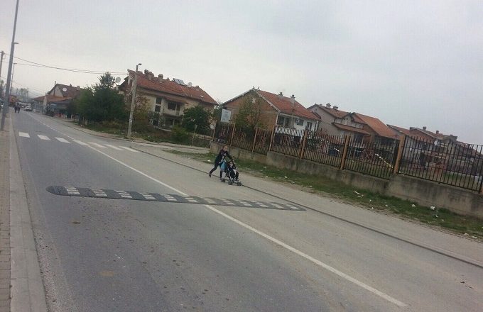 Banorët e Pejës kërkojnë heqjen e barrierave në rrugë