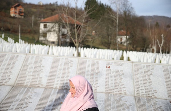 Nisma e të Rinjve për të Drejtat e Njeriut e fton Serbinë të ballafaqohet me të kaluarën