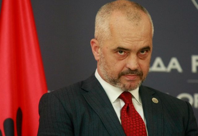 Rama pritet me protesta në Elbasan – qytetarët përleshën më policinë