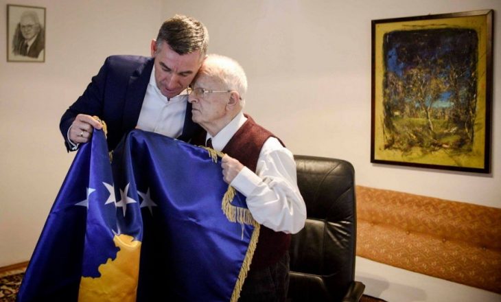 Në 10–vjetorin e Pavarësisë, Veseli ia dorëzon flamurin e Kosovës Demaçit