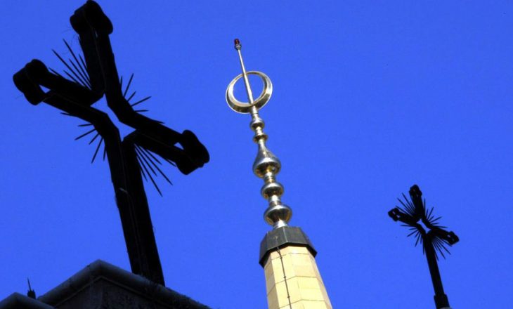 Tre të rinjë ofenduan krishtërimin, gjyqtarja i detyron të mësojnë vargjet e Kuranit për të