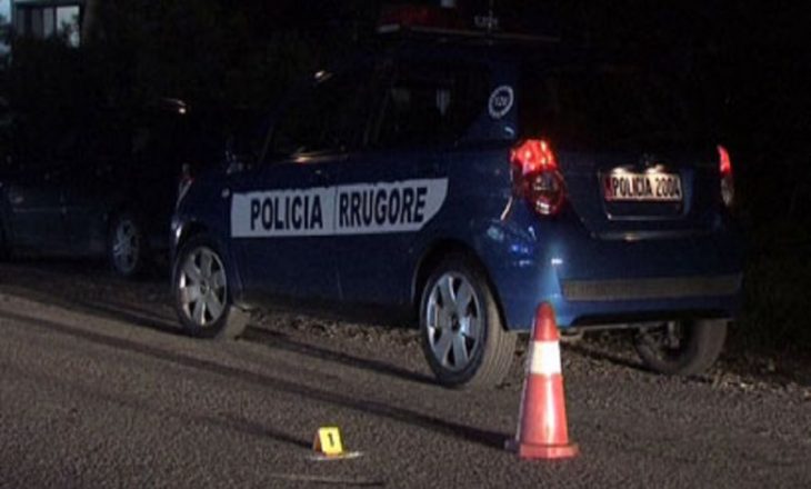 Motori përplaset me makinën, dy të plagosur