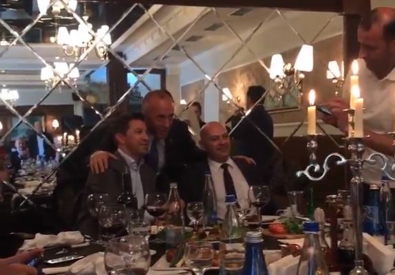 Mish, raki, birra e muzikë dhe një grumbull burrash që e fyen Betejën e Koshares